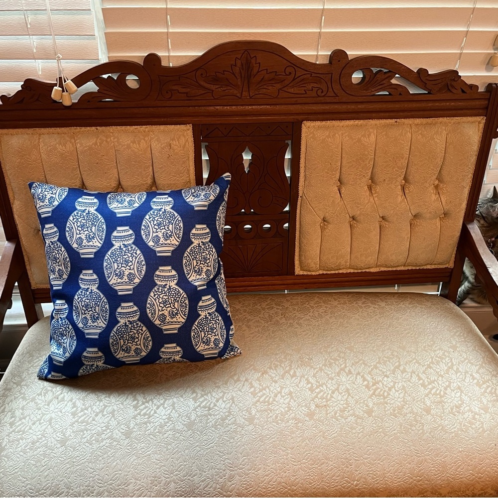 Nice printed with blue and white design on it